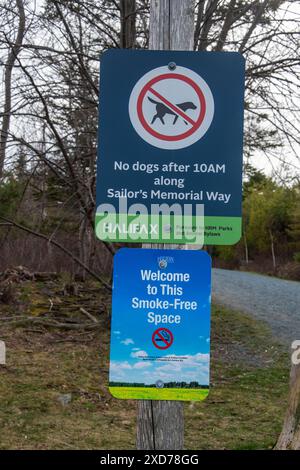 Non sono ammessi cani e cartelli per non fumatori al Point Pleasant Park di Halifax, nuova Scozia, Canada Foto Stock