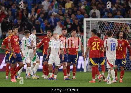 Gelsenkirchen, Germania. 20 giugno 2024. I giocatori si stringono la mano dopo il fischio finale della partita dei Campionati europei UEFA all'Arena Aufschalke di Gelsenkirchen. Il credito per immagini dovrebbe essere: Jonathan Moscrop/Sportimage Credit: Sportimage Ltd/Alamy Live News Foto Stock