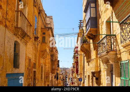 Strada con edifici storici nella città vecchia di Malta Foto Stock