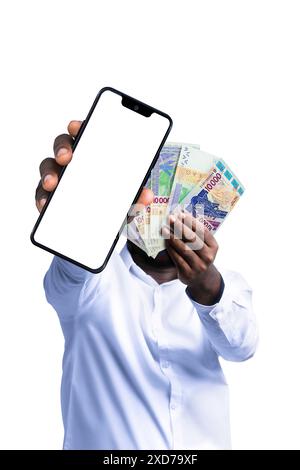 Persona nera che tiene in mano le note del franco CFA dell'Africa occidentale e punta il telefono con schermo vuoto verso la fotocamera. Mano che tiene banconote in valuta dell'Africa occidentale Foto Stock