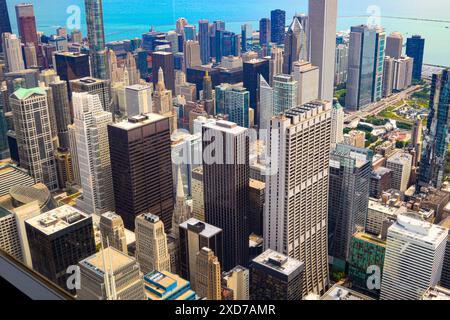 Ripresa aerea del centro di Chicago, Illinois. Molti turisti visitano la città ogni anno per visite turistiche. Foto Stock