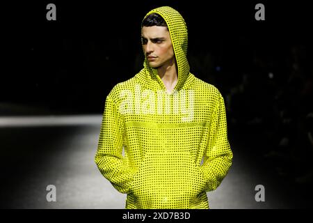 Parigi, Francia 20/06/2024, Parigi, Frankreich. 20 giugno 2024. BLUEMARBLE Runway Primavera/Estate 2025 durante la Paris Fashion Week Menswear il 2024 giugno - Parigi, Francia 20/06/2024 credito: dpa/Alamy Live News Foto Stock