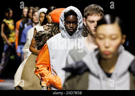 Parigi, Francia 20/06/2024, Parigi, Frankreich. 20 giugno 2024. BLUEMARBLE Runway Primavera/Estate 2025 durante la Paris Fashion Week Menswear il 2024 giugno - Parigi, Francia 20/06/2024 credito: dpa/Alamy Live News Foto Stock
