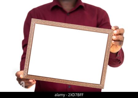 Persona africana nera che regge a mano una cornice rettangolare in legno isolata su sfondo bianco Foto Stock