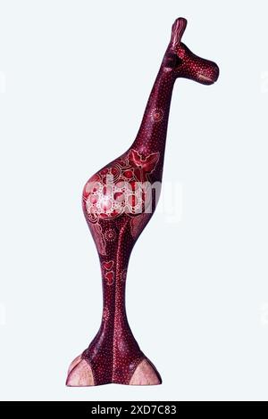 Applicazione batik su una bambola di legno sotto forma di giraffa come decorazione interna. Foto Stock