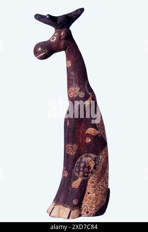 Applicazione batik su una bambola di legno sotto forma di giraffa come decorazione interna. Foto Stock