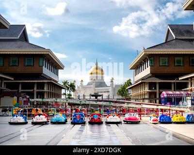 BANDAR SERI BEGAWAN, BRUNEI - 21 APRILE 2024: Moschea Omar Ali Saifuddien a Bandar seri Begawan, la capitale del Brunei Darussalam. Vista da Yaya Foto Stock