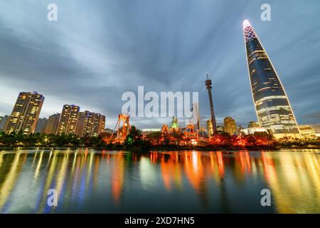 Seoul, Corea del Sud - 11 ottobre 2017: Fantastica vista serale della Lotte World Tower in centro. Luci colorate della città riflesse nel lago. Foto Stock