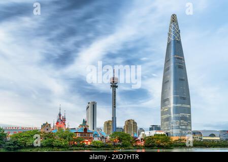 Seoul, Corea del Sud - 11 ottobre 2017: Vista serale panoramica della Lotte World Tower nel centro cittadino. Paesaggio urbano fantastico. Foto Stock