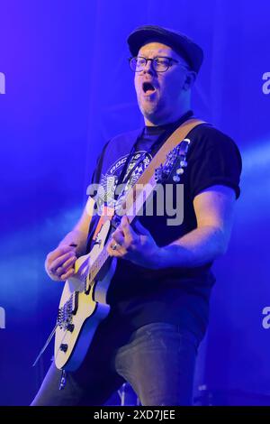 Newport, Regno Unito. 20 giugno 2024. Il chitarrista Sam Wilcox si esibisce con la RPJ Band dal vivo sul palco dell'Isle of Wight Festival. Credito: SOPA Images Limited/Alamy Live News Foto Stock