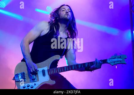 Newport, Regno Unito. 20 giugno 2024. Il bassista Luke con la RPJ Band si esibisce dal vivo sul palco dell'Isle of Wight Festival. Credito: SOPA Images Limited/Alamy Live News Foto Stock