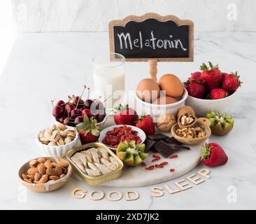 Un assortimento di cibi freschi ricchi di melatonina per favorire un sonno sano. Foto Stock