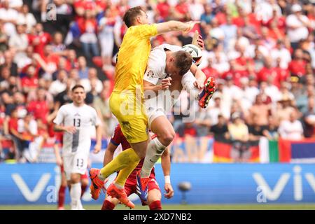 Monaco, Germania. 20 giugno 2024. Jan Oblak (L) e Jaka Bijol (R) della Slovenia visti in azione durante la partita a gironi di UEFA EURO 2024 tra Slovenia e Serbia alla Monaco Football Arena. (Punteggio finale; Slovenia 1:1 Serbia) credito: SOPA Images Limited/Alamy Live News Foto Stock