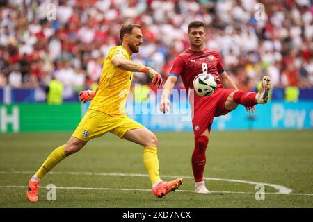 Monaco, Germania. 20 giugno 2024. Luka Jovic (R) della Serbia e Jan Oblak (L) della Slovenia visti in azione durante la partita della fase a gironi di UEFA EURO 2024 tra Slovenia e Serbia alla Munich Football Arena. (Punteggio finale; Slovenia 1:1 Serbia) credito: SOPA Images Limited/Alamy Live News Foto Stock