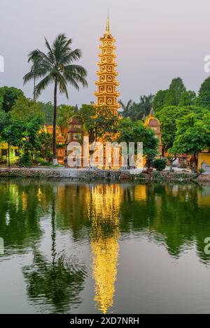 Hanoi, Vietnam - 19 aprile 2019: Splendida vista serale della Pagoda Tran Quoc e del Lago Occidentale. Foto Stock