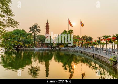 Hanoi, Vietnam - 19 aprile 2019: Splendida vista al tramonto della Pagoda Tran Quoc e del Lago Occidentale. Foto Stock