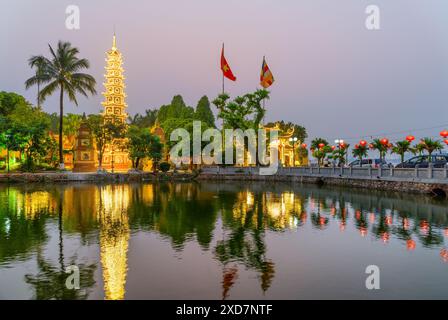 Hanoi, Vietnam - 19 aprile 2019: Splendida vista serale della Pagoda Tran Quoc e del Lago Occidentale. Foto Stock