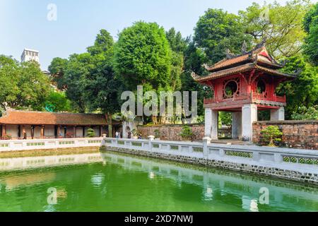 Hanoi, Vietnam - 18 aprile 2019: Splendida vista del padiglione Khue Van tra alberi verdi e il pozzo Thien Quang (pozzo di chiarezza celeste). Foto Stock