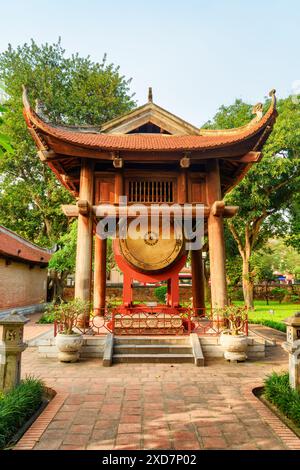 Hanoi, Vietnam - 18 aprile 2019: Vista panoramica della drum House al Tempio della Letteratura. Foto Stock