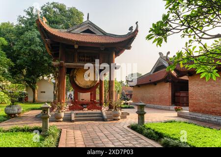 Hanoi, Vietnam - 18 aprile 2019: Splendida vista della drum House al Tempio della Letteratura. Foto Stock