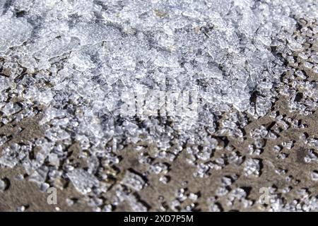 Dettaglio di vetro rotto gettato nella spazzatura, crimine Foto Stock