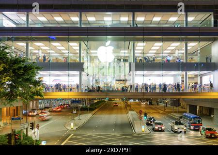 Hong Kong - 21 ottobre 2017: Vista notturna dell'Apple Store su Lung Wo Road nel centro cittadino. Traffico notturno della città. Foto Stock
