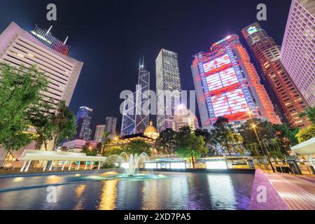 Hong Kong - 21 ottobre 2017: Fantastica e colorata vista notturna dei grattacieli nel centro cittadino. Un paesaggio urbano incredibile. Foto Stock