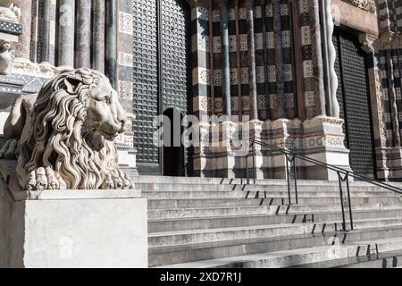 Genova, Italia - 28 dicembre 2023: Il leone della guardia all'ingresso del Duomo, la chiesa più importante della città Foto Stock