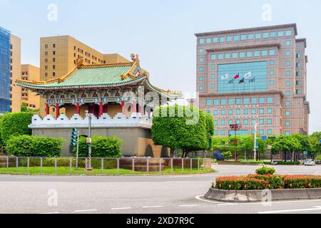 Taipei, Taiwan - 23 aprile 2019: Vista panoramica e colorata della porta Est e degli edifici moderni. Architettura tradizionale cinese. Paesaggio urbano fantastico. Foto Stock