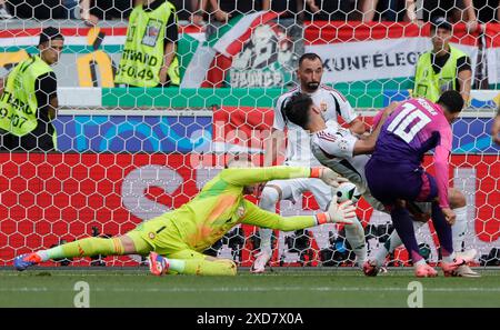 Pechino, Cina. 19 giugno 2024. Jamal Musiala (1° R) della Germania segna un gol durante la partita UEFA Euro 2024 di gruppo A tra Germania e Ungheria a Stoccarda, Germania, il 19 giugno 2024. Crediti: Philippe Ruiz/Xinhua/Alamy Live News Foto Stock