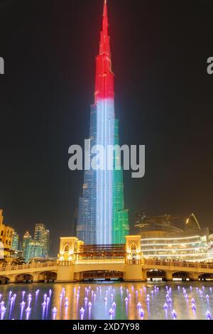 Dubai, Emirati Arabi Uniti - 2 novembre 2018: L'iconica Burj Khalifa Tower illuminata con la bandiera degli Emirati Arabi Uniti. Foto Stock