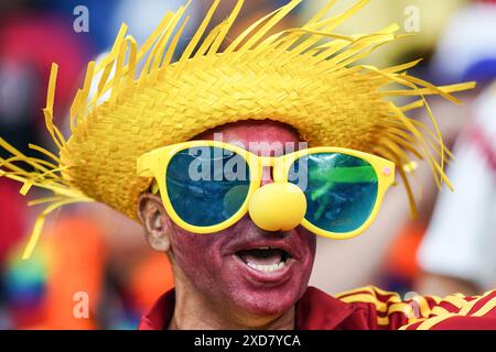 Gelsenkirchen. 20 giugno 2024. Un tifoso della Spagna tifa prima della partita di UEFA Euro 2024 di gruppo B tra Spagna e Italia a Gelsenkirchen, in Germania, il 20 giugno 2024. Crediti: Peng Ziyang/Xinhua/Alamy Live News Foto Stock