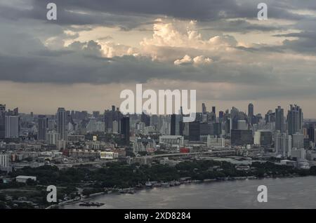 Bangkok, Thailandia - 20 giugno 2024 - nuvole incredibili nel cielo sopra la grande città metropolitana di bangkok lungo il fiume Chao Phraya. Vista aerea dello skysc Foto Stock