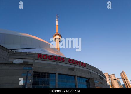 Rogers Center e CN Tower al tramonto. Stadio di baseball e nuovi grattacieli moderni. Architettura del centro di Toronto, Ontario, Canada Foto Stock