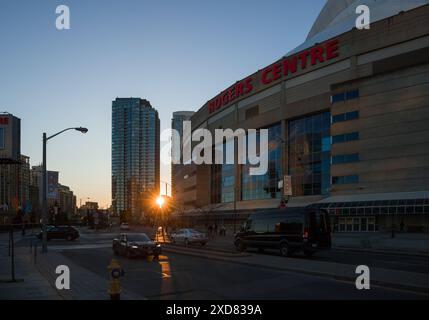 Rogers Center e CN Tower al tramonto. Stadio di baseball e nuovi grattacieli moderni. Architettura del centro di Toronto, Ontario, Canada Foto Stock