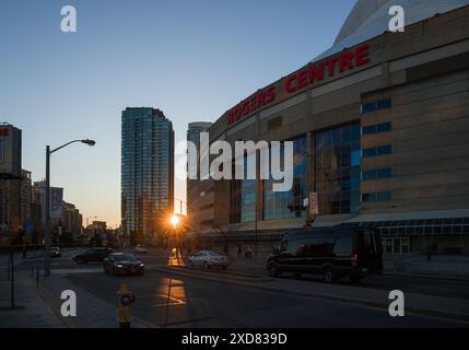 Rogers Center e CN Tower al tramonto. Stadio di baseball e nuovi grattacieli moderni. Architettura del centro di Toronto, Ontario, Canada Foto Stock