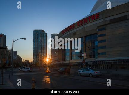 Rogers Center e CN Tower al tramonto. Stadio di baseball e nuovi grattacieli moderni. Architettura del centro di Toronto, Ontario, Canada Foto Stock