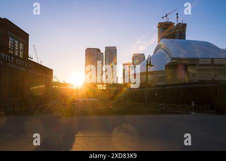 Rogers Center e CN Tower al tramonto. Stadio di baseball e nuovi grattacieli moderni. Architettura del centro di Toronto, Ontario, Canada Foto Stock