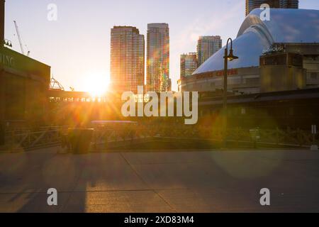 Rogers Center e CN Tower al tramonto. Stadio di baseball e nuovi grattacieli moderni. Architettura del centro di Toronto, Ontario, Canada Foto Stock