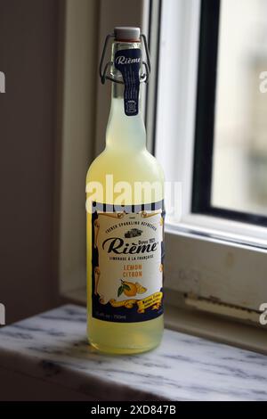 Bottiglia Rième Citron, limonata di limone. Delizioso rinfresco durante le calde giornate estive. Immagine a colori di una bottiglia della bellissima bevanda gialla. Foto Stock