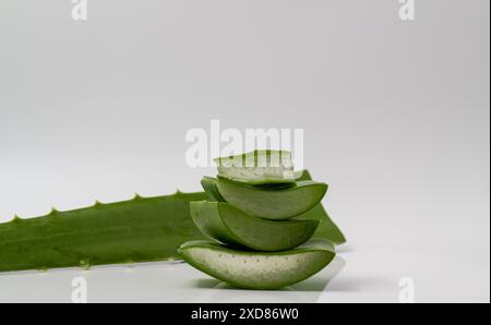 L'aloe vera è affettata e impilata con una foglia di aloe vera. Foto Stock