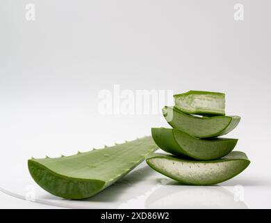 L'aloe vera è affettata e impilata con una foglia di aloe vera. Foto Stock