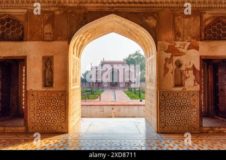 Agra, India - 9 novembre 2018: Vista panoramica dell'edificio in arenaria rossa attraverso il cancello ad arco presso la Tomba di Itimad-ud-Daulah (Baby Taj). Foto Stock