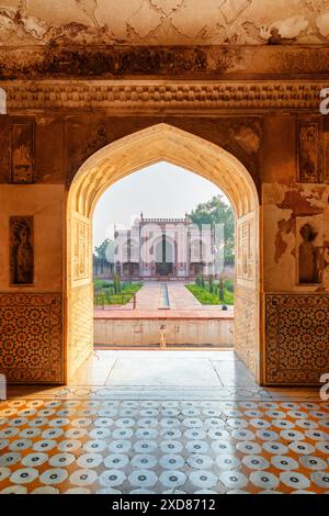 Agra, India - 9 novembre 2018: Vista panoramica dell'edificio in arenaria rossa attraverso il cancello ad arco presso la Tomba di Itimad-ud-Daulah (Baby Taj). Foto Stock