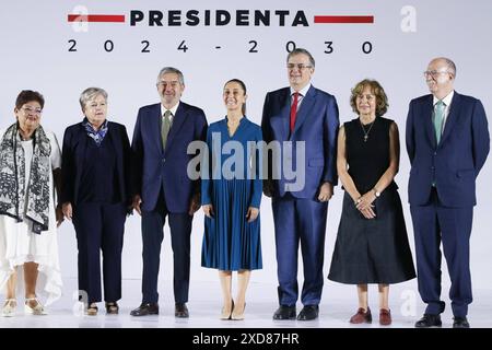 Claudia Sheinbaum presenta il suo gabinetto di governo L-R l'avvocato messicano Ernestina Godoy Ramos come consulente legale, Alicia Barcena Ibarra come segretario dell'ambiente e delle risorse naturali, Juan Ramon de la Fuente come ministro degli affari esteri del Messico, l'entrante presidente del Messico, Claudia Sheinbaum Pardo, Marcelo Ebrard Casaubon come Segretario dell'economia, Rosaura Ruiz GutiÃ rrez come Segretario della Scienza, lettere, tecnologia e innovazione e Julio BerdeguÃ Sacristan come Segretario dell'Agricoltura e dello sviluppo rurale pongono durante la presentazione della prima parte del nuovo gabinetto di Claudia S. Foto Stock