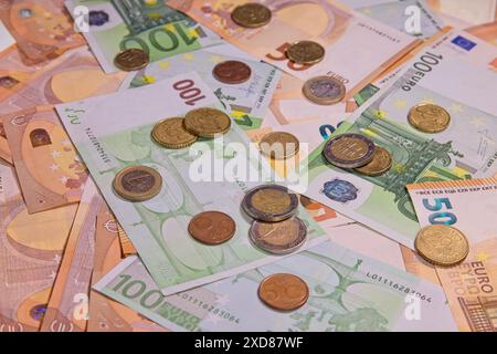 Primo piano di varie banconote e monete in euro. Foto Stock