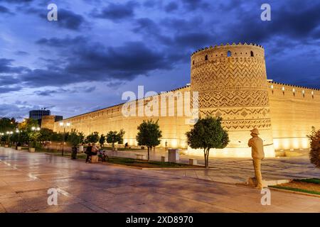 Splendida vista serale della Cittadella di Karim Khan (Arg-e-Karim Khan) a Shiraz, Iran. Incredibile architettura iraniana. Foto Stock