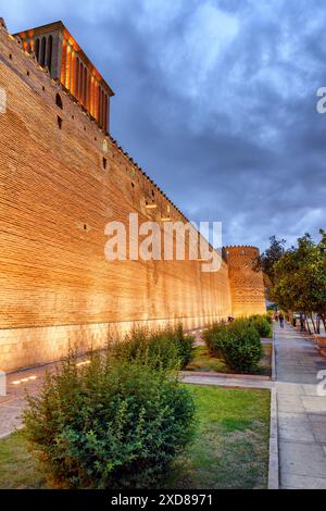 Splendida vista serale della Cittadella di Karim Khan (Arg-e-Karim Khan) a Shiraz, Iran. Incredibile architettura iraniana. Foto Stock