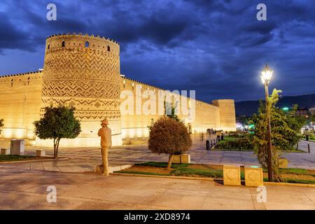 Splendida vista serale della Cittadella di Karim Khan (Arg-e-Karim Khan) a Shiraz, Iran. Incredibile architettura iraniana. Foto Stock