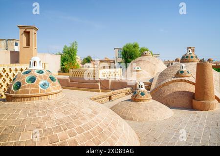 Bellissime cupole con vetri convessi sul tetto panoramico del Sultan Amir Ahmad Bathhouse nel Kashan, Iran. Tradizionale bagno pubblico iraniano. Foto Stock